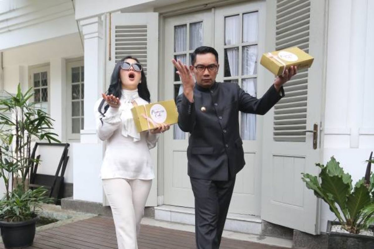 Wali Kota Bandung Ridwan Kamil saat berfoto dengan artis Syahrini di Pendopo Kota Bandung, Jalan Dalemkaum, Rabu (21/6/2017)