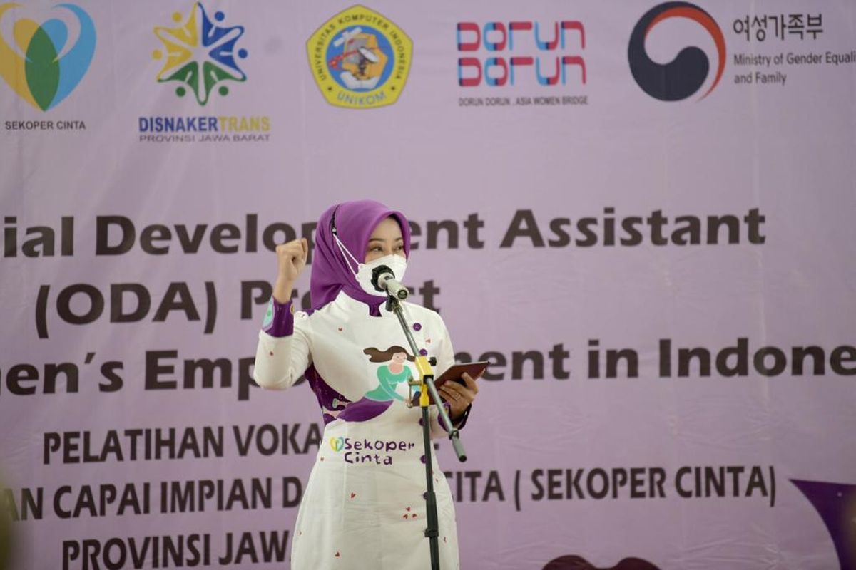 Ketua Umum Sekoper Cinta (Sekolah Perempuan Capai Impian dan Cita-cita) Atalia Praratya Ridwan Kamil meluncurkan aplikasi Sekoper Cinta sekaligus membuka Pelatihan Vokasional Sekoper Cinta Tahun 2021 di Aula Sekoper Cinta, Kota Bandung, Senin (11/10/2021). 
