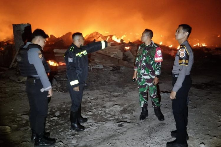 Kebakaran Bedeng dan Gudang Rongsokan di Sunset Road Denpasar, 300 KK Terdampak, Alat Berat Diterjunkan