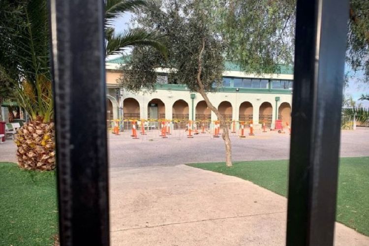 Sekolah swasta Al Taqwa College di Truganina, suatu kawasan di pinggiran Kota Melbourne, menjadi salah satu klaster penyebaran COVID-19 terbesar di Australia setelah 113 kasus ditemukan di sini. 