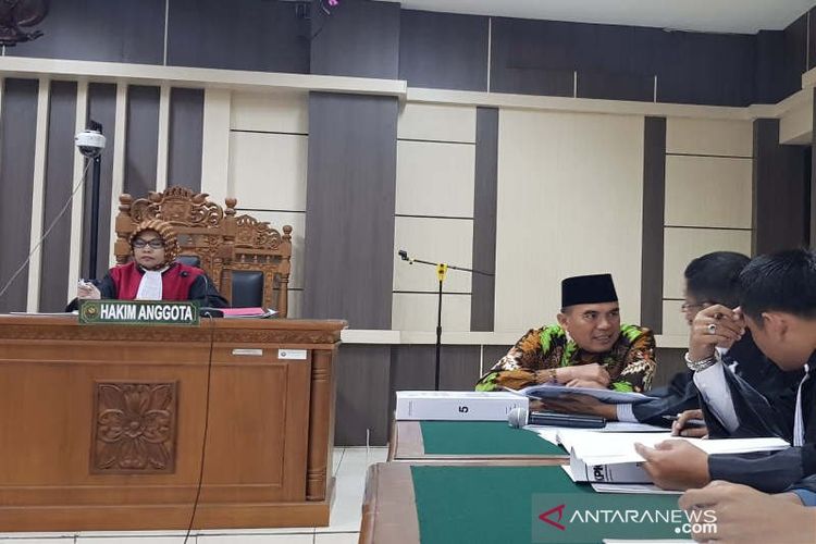 Bupati Jepara Ahmad Marzuqi berkonsultasi dengan penasihat hukumnya saat sidang di Pengadilan Tipikor Semarang, Selasa (2/7/2019)