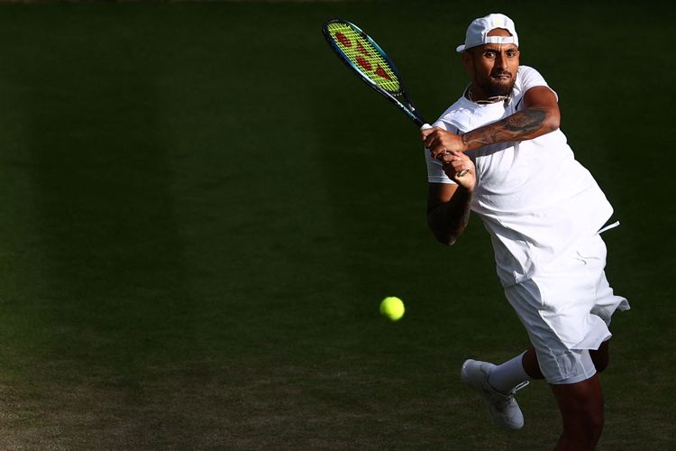 Petenis Australia, Nick Kyrgios, dalam laga berhadapan dengan petenis Yunani, Stefanos Tsitsipas, di Wimbledon 2022, Sabtu (2/7/2022).