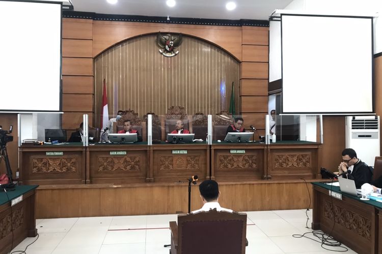 Terdakwa kasus obstruction of justice atau perintangan proses penyidikan terhadap pembunuhan Nofriansyah Yosua Hutabarat atau Brigadir J, Arif Rachman Arifin dalam sidang nota keberatan atau eksepsi atas dakwaan jaksa penuntut umum (JPU) di Pengadilan Negeri (PN) Jakarta Selatan, Jumat (28/10/2022).