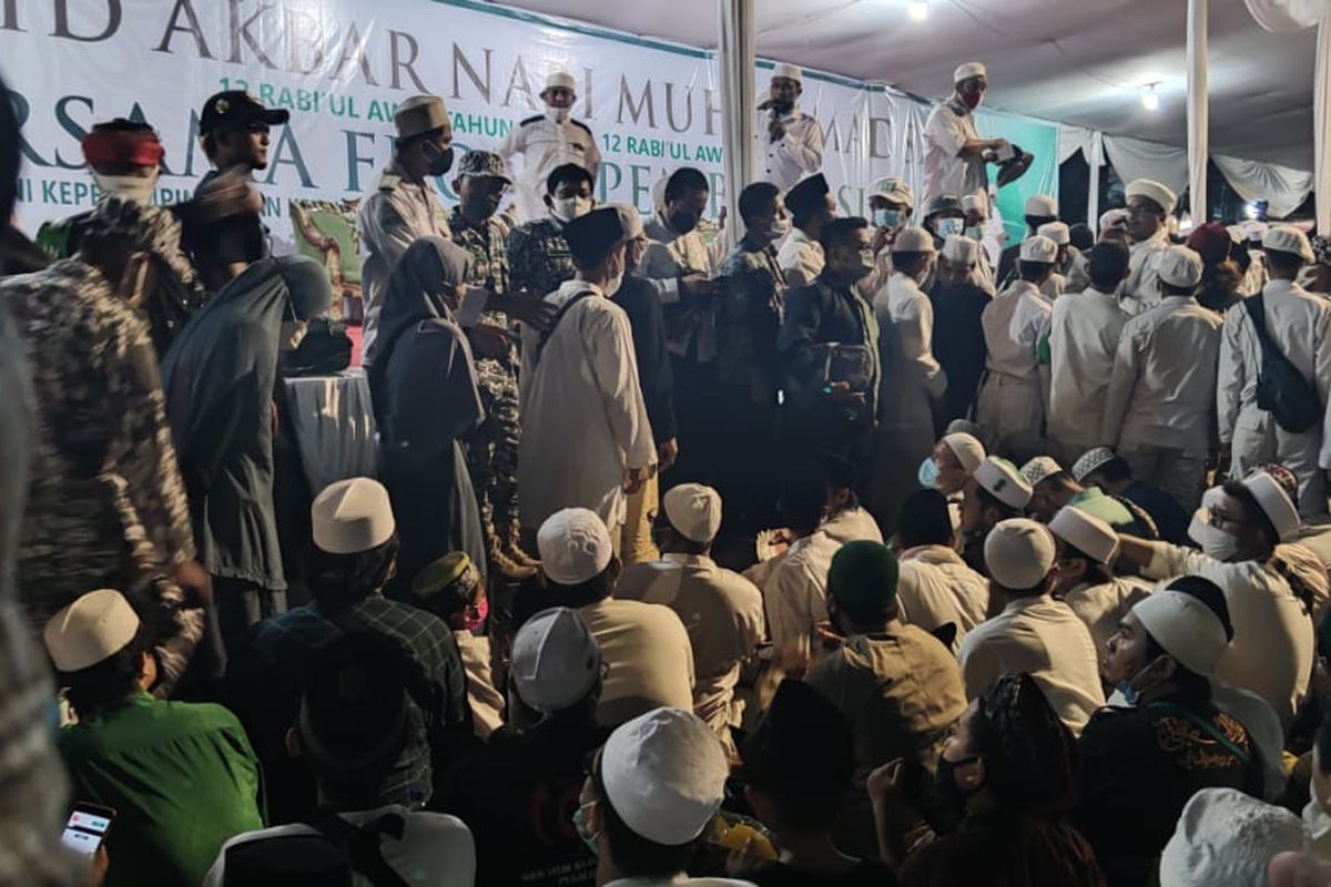 Tamu undangan pernikahan putri Rizieq Shihab, Shafira Najwa Shihab, mulai berdatangan ke Petamburan, Jakarta Pusat, Sabtu (14/11/2020) malam.   Pantauan kompas.com pukul 18.45 WIB, para tamu duduk berdesakan di depan panggung yang telah disediakan.  Tak ada jaga jarak minimal satu meter sesuai protokol untuk pencegahan virus corona Covid-19. Para tamu justru duduk saling berhimpitan. 