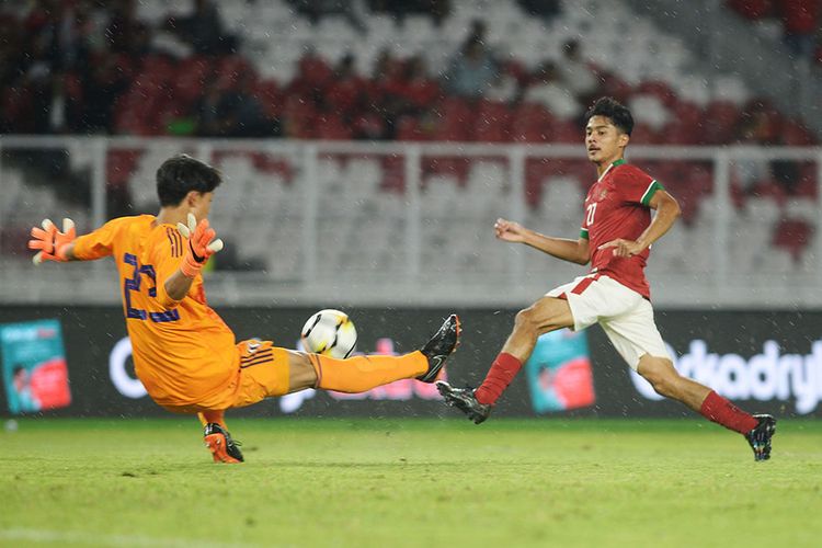 Pesepak bola Timnas U-19 Aji Kusuma (kanan) melakukan tembakan yang coba diblok penjaga gawang Jepang U-19 Tani Kosei dalam laga persahabatan di Stadion Utama Gelora Bung Karno, Jakarta, Minggu (25/3). Indonesia kalah dari Jepang dengan skor akhir 1-4. ANTARA FOTO/Akbar Nugroho Gumay/kye/18