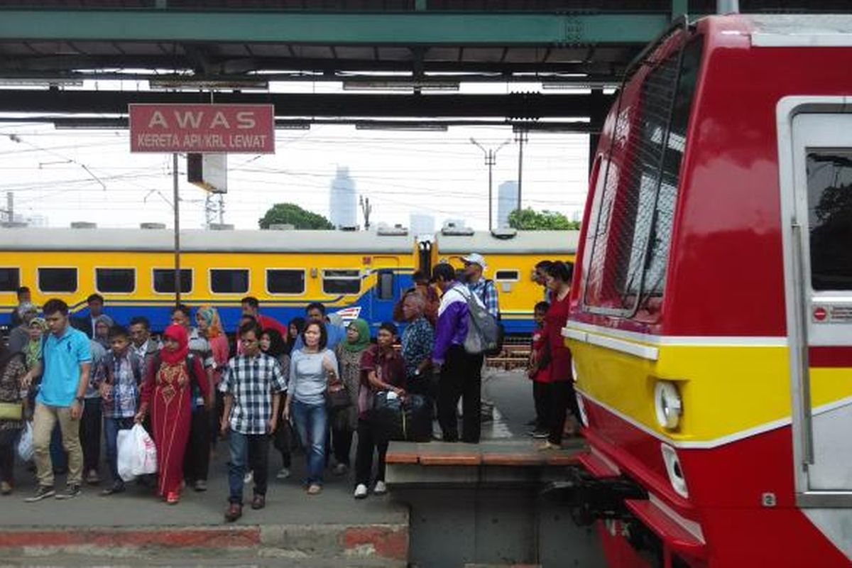 Kepadatan di Stasiun Manggarai pada Senin (7/9/2015). Belum tampak adanya KRL jenis SF12 diperasikan.