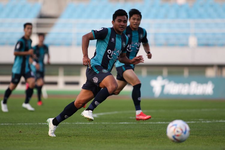 Asnawi Mangkualam saat bermain bagi Ansan Greeners di Liga K-League 2 Korea Selatan kontra Bucheon FC 1995 pada Juli 2022. Terkini, Asnawi tampil selama 90 menit saat Ansan Greeners melibas tuan rumah Gimpo FC 3-0 pada pekan ke-36 K-League 2 2022, Rabu (31/8/2022).