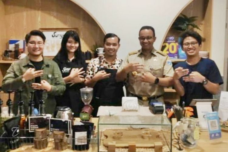 Gubernur DKI Jakarta Anies Baswedan saat mengunjungi Sunyi House of Coffee and Hope 