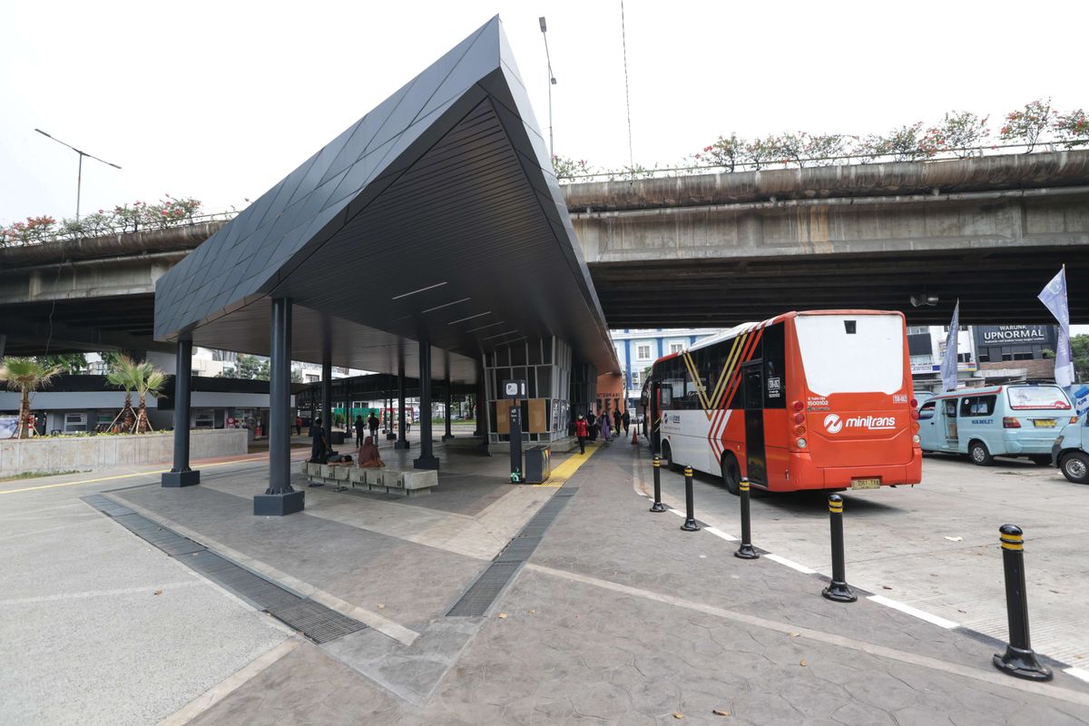 Wajah baru kawasan Stasiun Tebet, Jakarta setelah ditata ulang, Kamis (14/10/2021). Penataan kawasan Stasiun Tebet terintegrasi dengan mode transportasi di Jabodetabek untuk mempermudah masyarakat dalam mengakses transportasi umum.