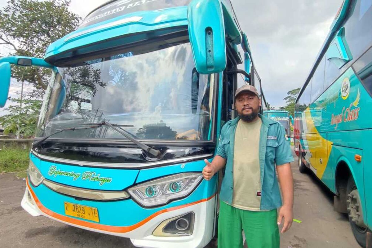 Kiki berada di balik kemudi bus saat di Pul Gapuraning Rahayu di Kabupaten Ciamis, Jawa Barat.