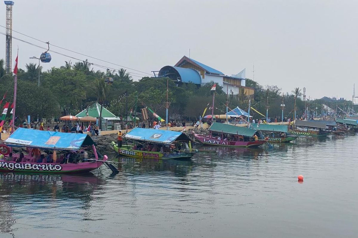 Perahu di dekat Pantai Indah, Taman Impian Jaya Ancol, Jakarta Utara, tengah bersandar sambil menunggu penumpang, Sabtu (31/12/2023).