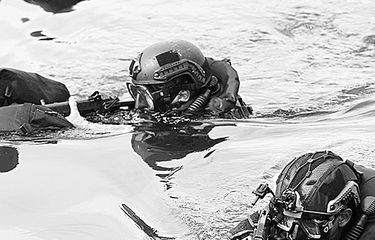 Para prajurit dari  Satuan Komando Pasukan Katak (Kopaska) Armada I mengikuti Latihan Peperangan Laut Khusus di Panngkalan TNI AL Pondok Dayung, Tanjung Priok, Jakarta Utara, Selasa (23/6/2020). Kegiatan tersebut menjadi salah satu bagian dari upaya pembinaan kesiapsiagaan dan kemampuan pasukan untuk meningkatkan profesionalisme, ketrampilan, dan kesiapan operasional  Satuan Kopaska. Latihan Peperangan Laut Khusus menjadi agenda utama tahunan Satuan Kopaska dalam menyiapkan pasukan khusus laut untuk tugas nonkonvensional baik pada masa damai maupun pada saat perang. Kegiatan berlangsung selama sembilan hari dan akan di tutup pada 30 Juni mendatang di Kepulauan Seribu.