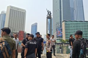 Polisi Turunkan Spanduk Greenpeace di Bundaran HI, 6 Aktivis Sempat Bertahan di Atas Monumen