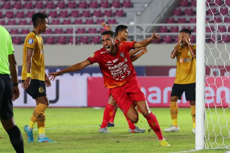 Pemain asing Bali United Willian Pachecho seusai mencetak gol ke gawang Bhayangkara FC saat pertandingan pekan ke-13 Liga 1 2022-2023 yang berakhir dengan skor 0-3 di Stadion Manahan Solo, Kamis (8/12/2022) malam.