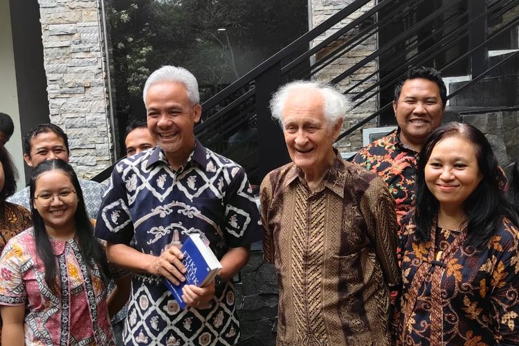 Calon presiden (capres) nomor urut tiga, Ganjar Pranowo usai bertemu budayawan dan rohaniwan Romo Magnis Suseno di Sekolah Tinggi Filsafat (STF) Driyarkara, Jakarta, Jumat (24/11/2023) pagi.