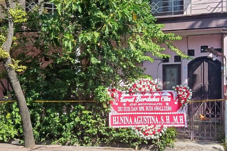 Karangan bunga yang dikirimkan mantan Bupati Indramayu, Nina Agustina kepada satu keluarga yang menjadi korban pembunuhan di Kelurahan Paoman, Kecamatan/Kabupaten Indramayu, Selasa 2 September 2025. 
