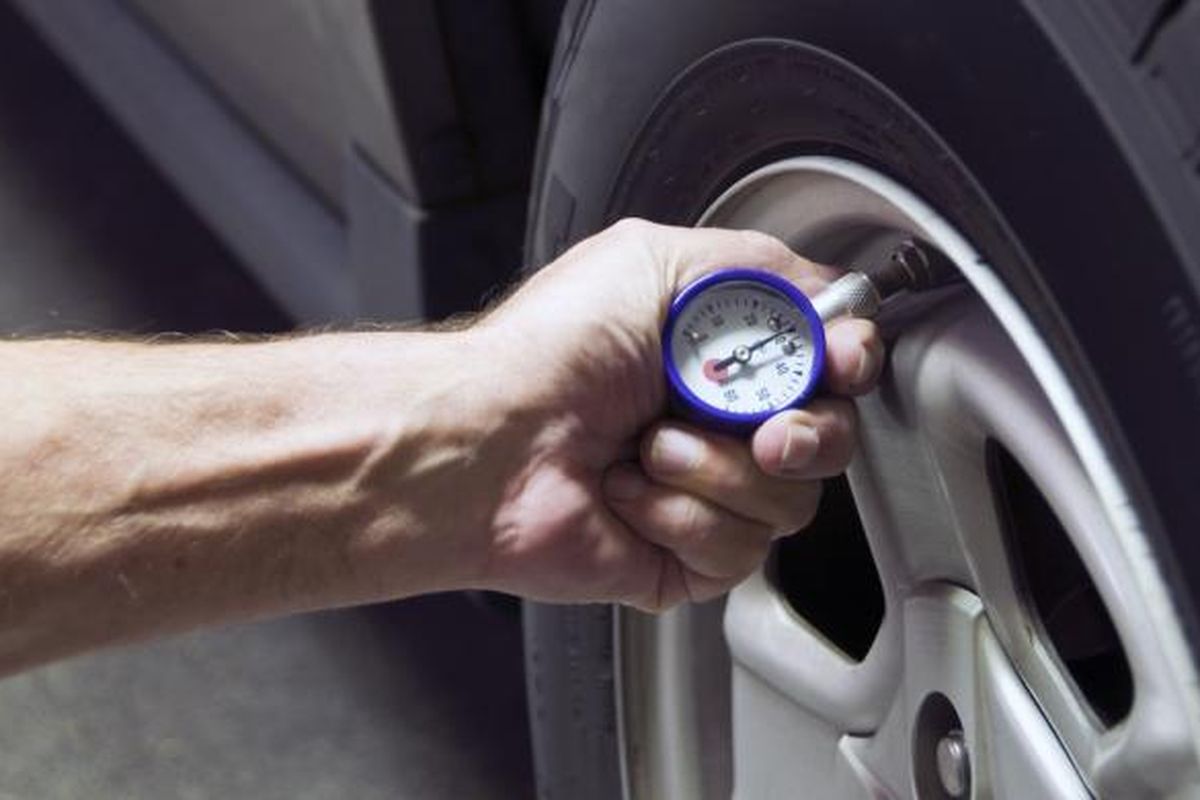 Perhatikan isi garasi, khususnya mobil Anda. Periksa tekanan udara ban mobil Anda dan sesuaikan dengan ketentuan yang biasa diletakkan di pintu mobil. Ban dengan isi yang ideal mampu menghemat penggunaan bahan bakar.