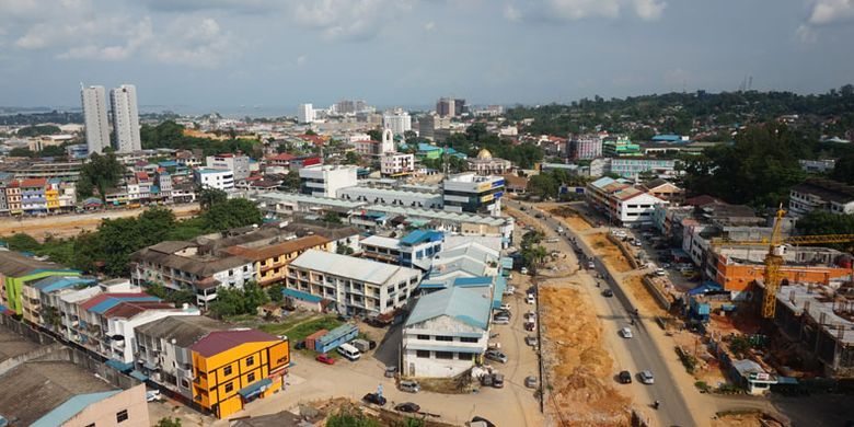 Kota Batam dilihat dari rooftop Aston Batam Hotel & Residence, Selasa (12/9/2017). Jika cuaca cerah di kejauhan terlihat gedung-gedung tinggi di Singapura. Hotel baru di Batam, Kepri yang dikelola Archipelago International ini menggabungkan kemewahan dengan suasana bersahaja, lokasi strategis di dekat pusat bisnis maupun hiburan. Aston Batam Hotel & Residence manawarkan 232 kamar yang nyaman mulai dari tipe superior dan deluxe hingga family dan suite.