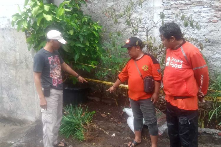 Polisi mengamankan tempat kejadian perkara penemuan mayat bayi di Banyumanik, KOta Semarang, Minggu (25/6/2023).