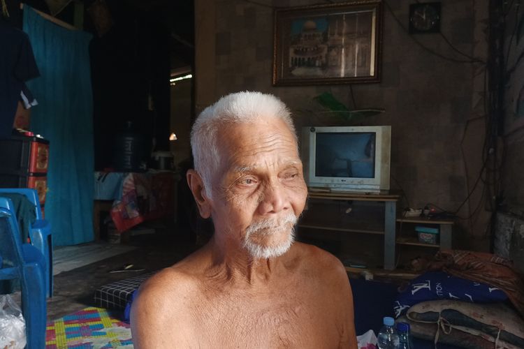 Kisah Pak Uban, 35 Tahun Menjaga Makam di Jambi sebagai Ladang Pahala