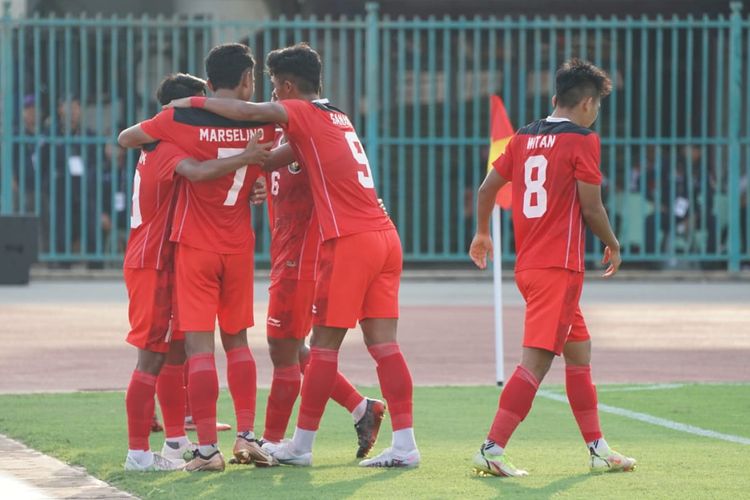 Pemain timnas U22 Indonesia, Marselino Ferdinan, ketika berselebrasi bersama rekan setimnya seusai mencetak gol ke gawang Filipina dalam fase Grup A SEA Games 2023 di Stadion Nasional Morodok Techo pada Sabtu (29/4/2023). Terdekat, timnas U22 Indonesia bakal bertanding melawan Myanmar dalam matchday kedua Grup A SEA Games 2023. Laga timnas Indonesia vs Myanmar berlangsung pada Kamis (4/5/2/2023) mulai pukul 16.00 WIB.