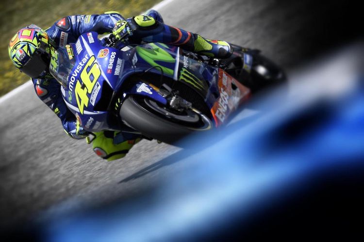 Pebalap Movistar Yamaha MotoGP asal Italia, Valentino Rossi, memacu motornya pada sesi kualifikasi GP Spanyol di Sirkuit Jerez, Sabtu (6/5/2017).