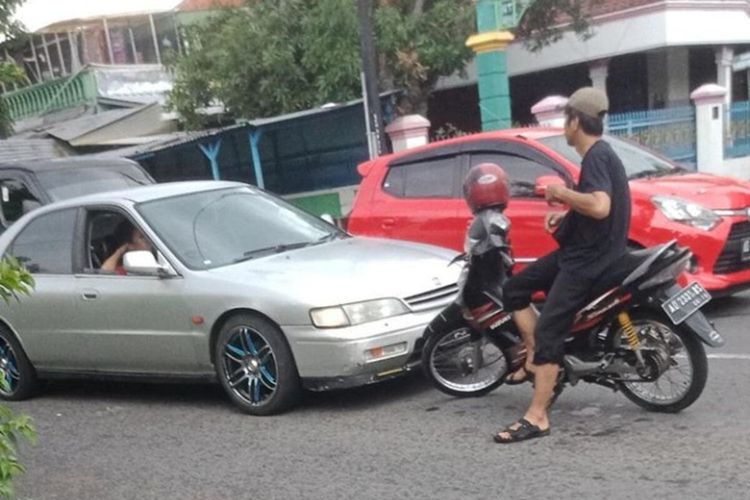 Tangkapan layar dari sebuah unggahan yang viral di media sosial Instagram mengenai pemotor yang menghadang sebuah mobil sedan karena mengambil jalurnya.