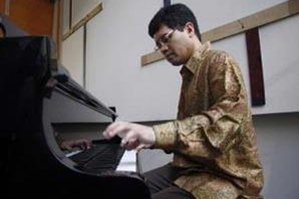 Pianis Ananda Sukarlan memperlihatkan kepiawaiannya bermain piano saat jumpa pers acara Gala Dinner dan Concert 