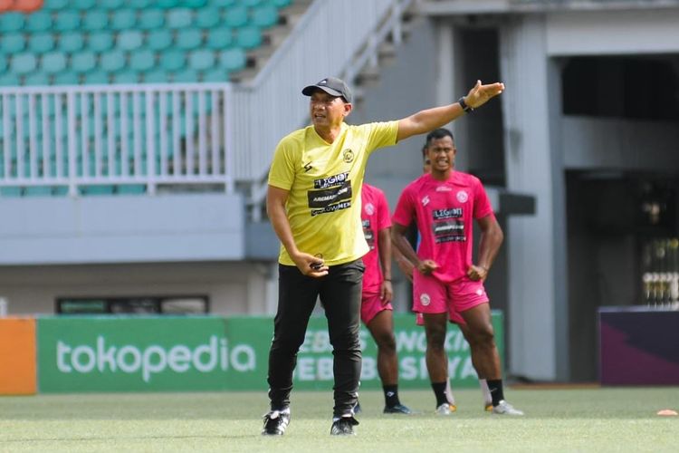Pelatih baru Arema FC Putu Gede sedang memimpin latihan jelang pertandingan pekan ke-23 Liga 1 2022-2023 melawan RANS Nusantara FC di Stadion Pakansari Bogor, Selasa (7/2/2023).