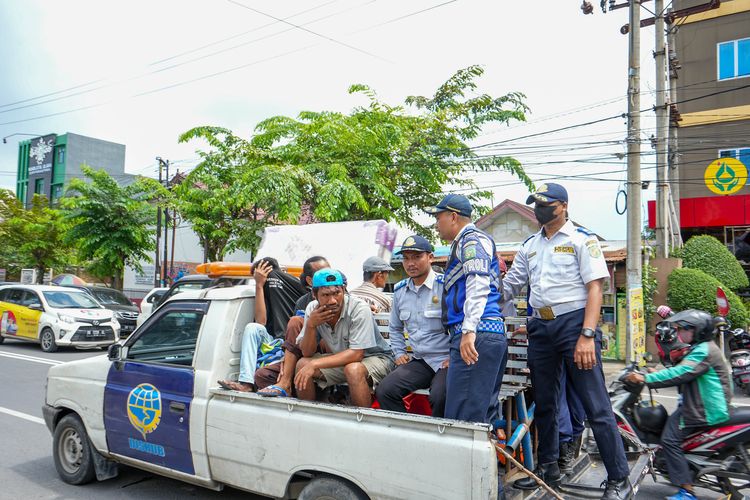 Dishub Medan saat menangkap jukir parkir liar, Rabu (17/4/2024)