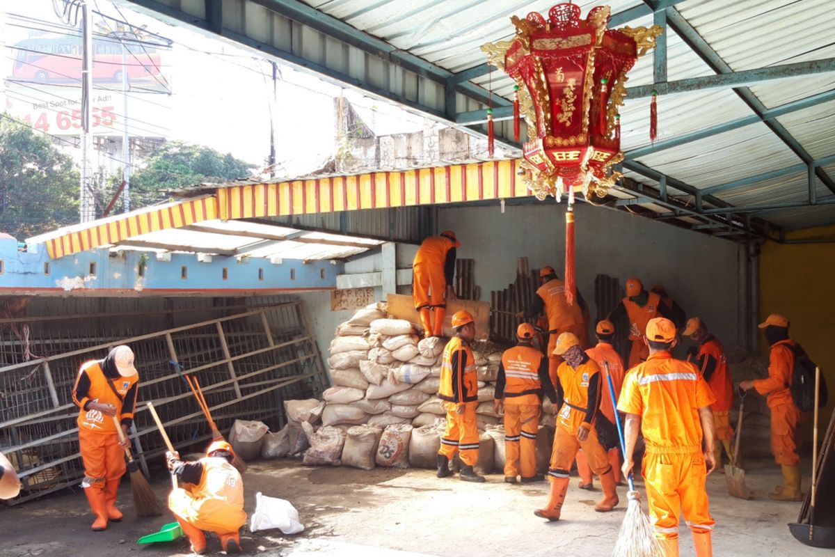 Petugas PPSU Kecamatan Jatinegara lakukan pembersihan di Wihara Avalokiteshvara, Jatinegara, menjelang Imlek, Jumat (2/1/2019)