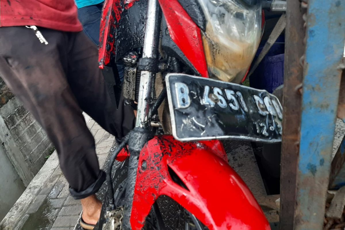 Kondisi motor yang ringsek sebab ditabrak sebuah mobil pick-up ketika sedang terparkir di jalan Daan Mogot, Selasa (8/12/2020).