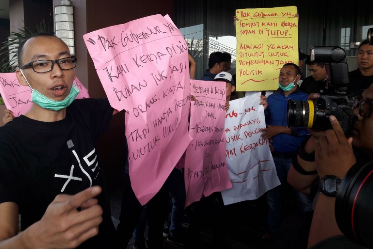 Nurmansyah (paling kiri), salah seorang eks karyawan Alexis yang memprotes penutupan tempat tersebut, Kamis (29/3/2018).