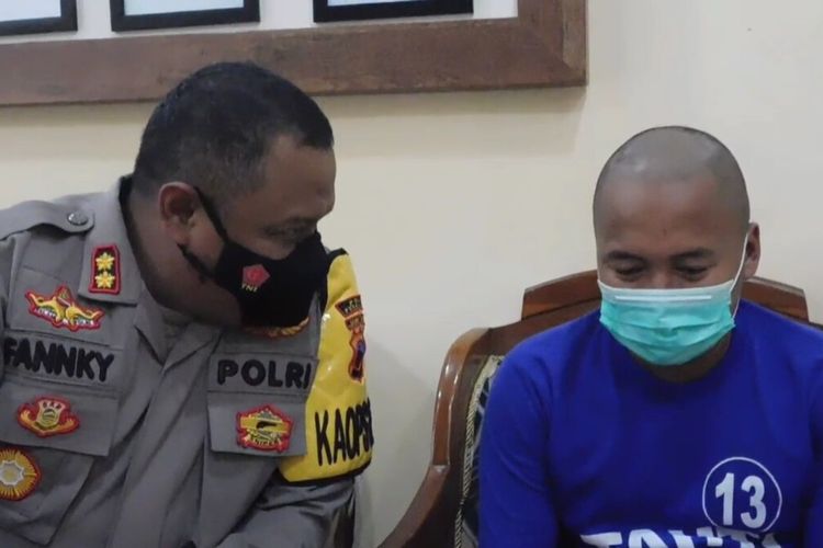 Kapolres Purbalingga, Ajun Komisaris Besar Fannky Ani Sugiharto meminta keterangan AA (30), ayah yang tega merantai buah hatinya tiga hari di dapur rumah, Selasa (16/3/2021).