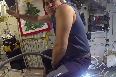 Percobaan Nyeleneh, Kosmonot Rusia Tunggangi Penyedot Debu di Antariksa