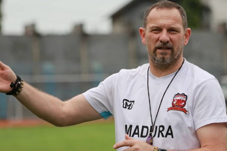 Pelatih Madura United, Dejan Antonic. 