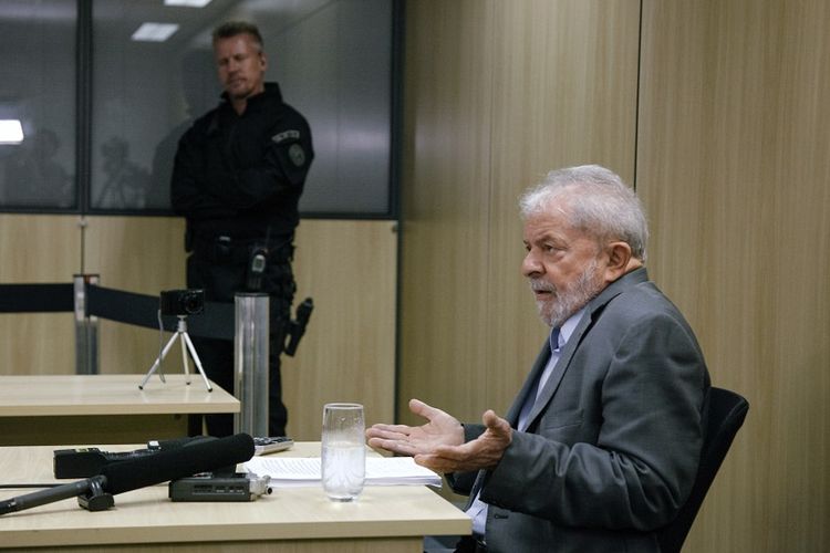 Mantan presiden Brasil Luiz Inacio Lila da Silva saat diwawancara di dalam penjara di Curitiba, Brasil.