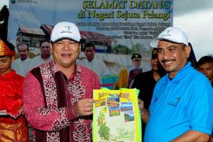 Bupati Belitung Timur Basuri Tjahaja Purnama (kiri) dan Menteri Pariwisata Arief Yahya (kanan) dalam peluncuran branding 'Negeri Sejuta Pelangi' bagi Belitung Timur, di Gantung, Belitung, Kepulauan Bangka Belitung, Sabtu (14/3/2015).