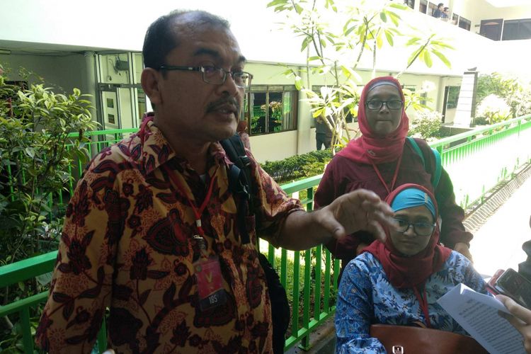 Pengacara Happy Sebayang dan kliennya Dwi Ariyani, penumpang Etihad Airways yang diturunkan dari pesawat karena berkursi roda di Pengadilan Negeri Jakarta Selatan, Senin (20/11/2017) 