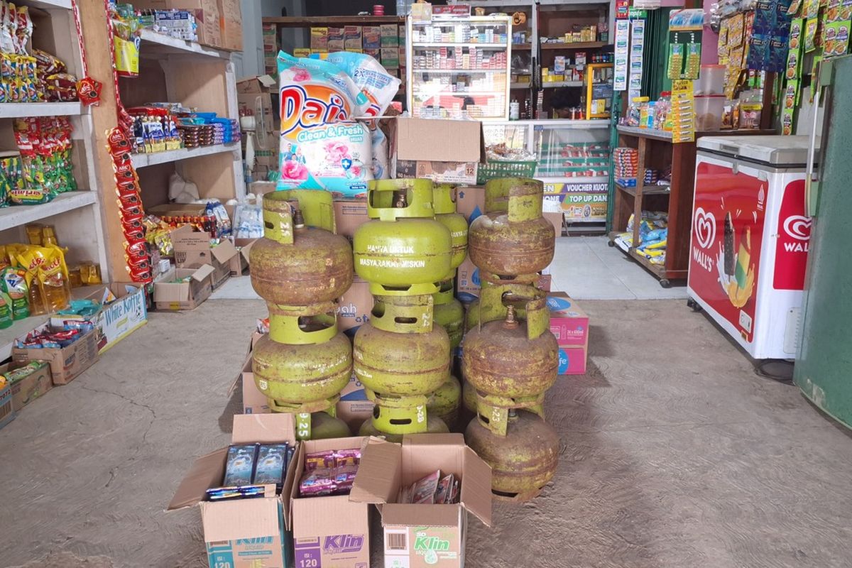 Tabung gas elpiji 3 kg kosong di warung milik warga. 