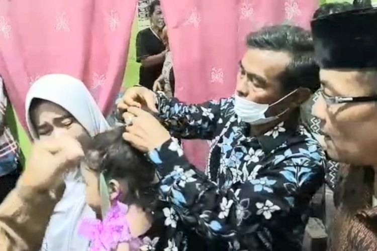 Prosesi pemotongan rambut gimbal seorang bocah di Desa Pandansari, Kecamatan Ajibarang, Kabupaten Banyumas, Jawa Tengah, Minggu (10/10/2021) sore.
