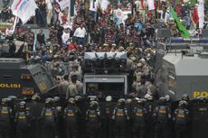 Kawat Berduri Rusak Diinjak Massa, Polisi Keluarkan Kawat Baru 