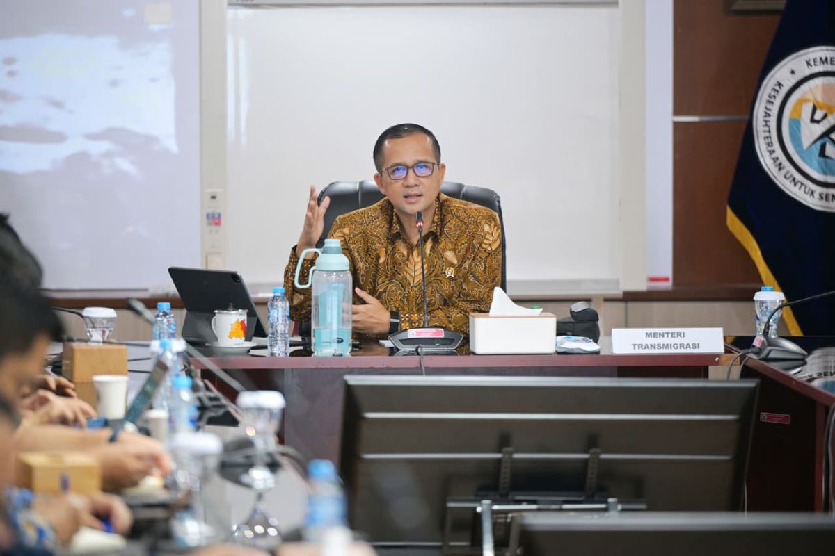 Menteri Transmigrasi Muhammad Iftitah Sulaiman Suryanagara.