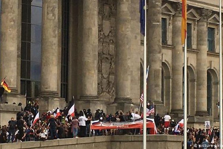 Demonstran ekstrem kanan hari Sabtu (29/8) di Berlin menembus pembatas polisi dan mencoba masuk gedung parlemen Reichstag sembari mengusung simbol Nazi. Para pimpinan politik menyebut insiden itu kejadian memalukan.