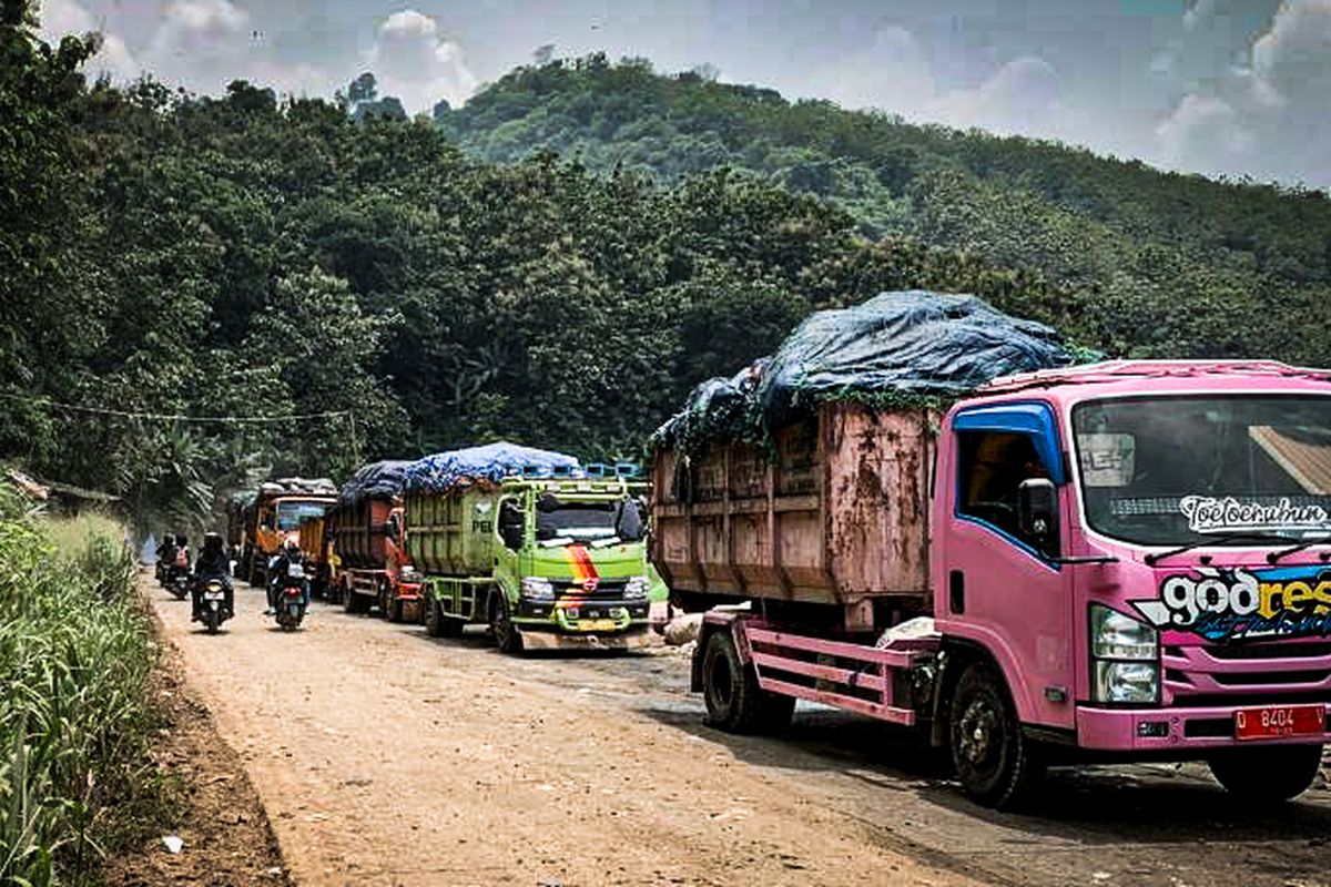 Truk sampah tengah antre di sepanjang jalur TPA Sarimukti, Bandung Barat, Selasa (18/10/2022).