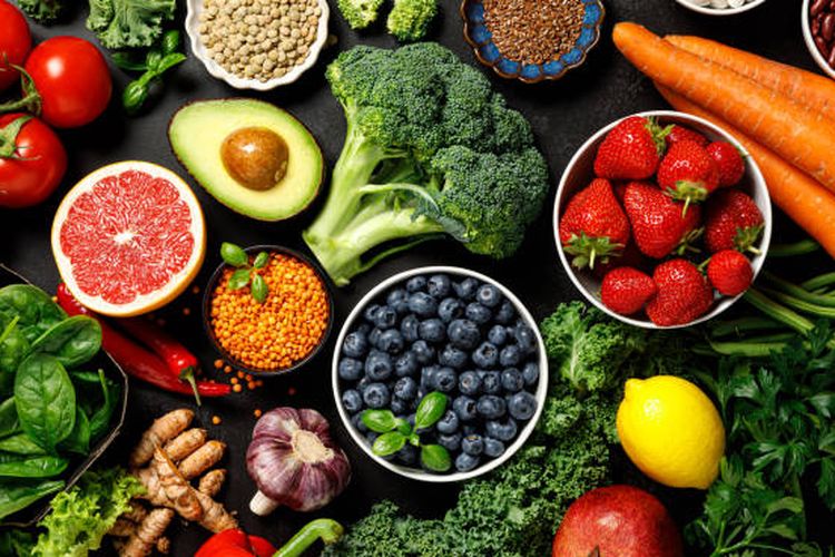 Buah dan sayur segar adalah makanan untuk badan lemas yang dapat mengembalikan energi.