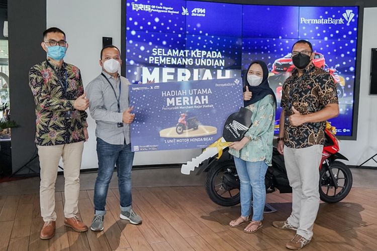 Ipat Patmawati dari merchant Rujak Kolam Medan berhasil mendapatkan satu unit motor.