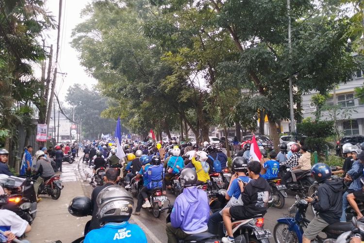 Pawai ribuan Bobotoh di Jalan Banda, Kota Bandung, Jawa Barat menuju ke Gedung Sate untuk merayakan kemenangan Persib Bandung, Sabtu (1/6/2024).