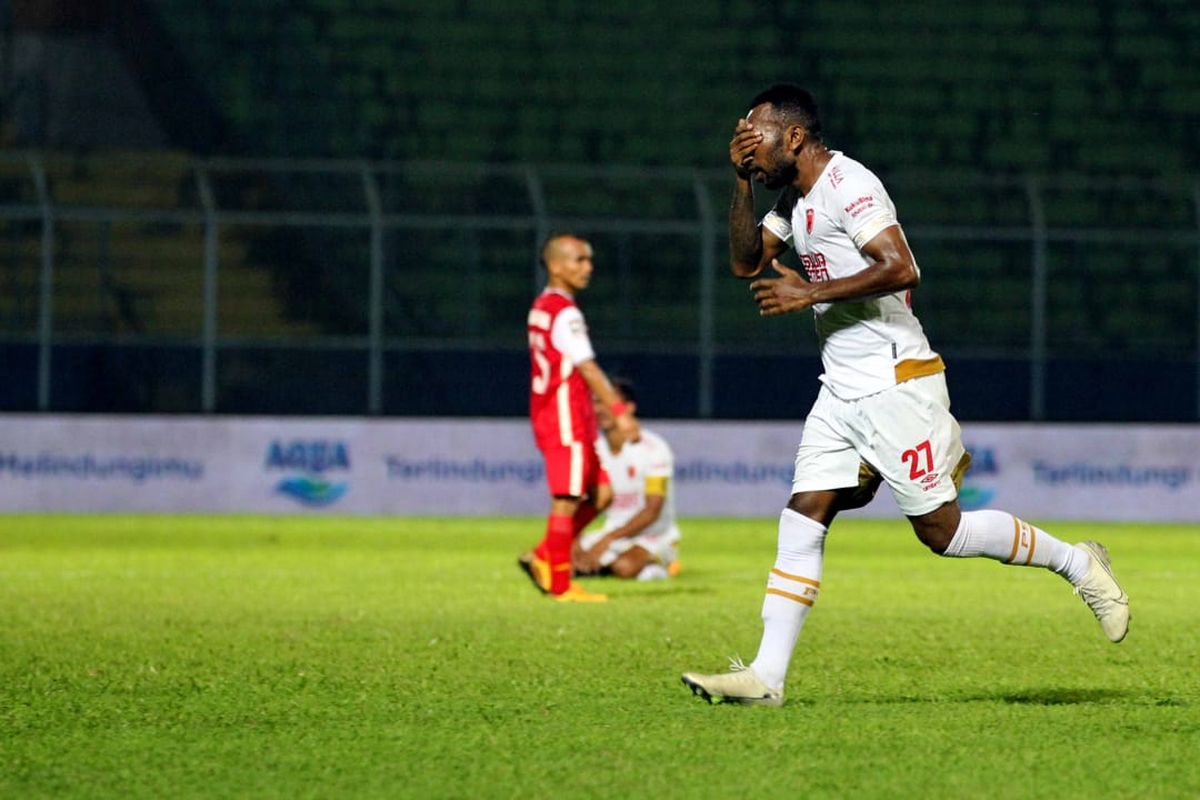 Penyerang PSM Makassar, Patrich Wanggai, merayakan gol ke gawang Persija Jakarta pada laga fase grup Piala Menpora 2021 yang berlangsung di Stadion Kanjuruhan, Malang, Senin (22/3/2021) malam WIB.