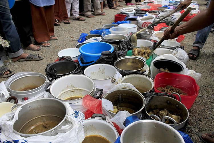 Memperingati Nuzulul Quran, warga Desa Lamgeulumpang, Kecamatan Ulee Kareng, Banda Aceh secara bergotong royong memasak 24 kuali kuah beulangong (kari khas Aceh Besar) sebagai menu utama untuk berbuka puasa, Minggu (26/05/2019).  